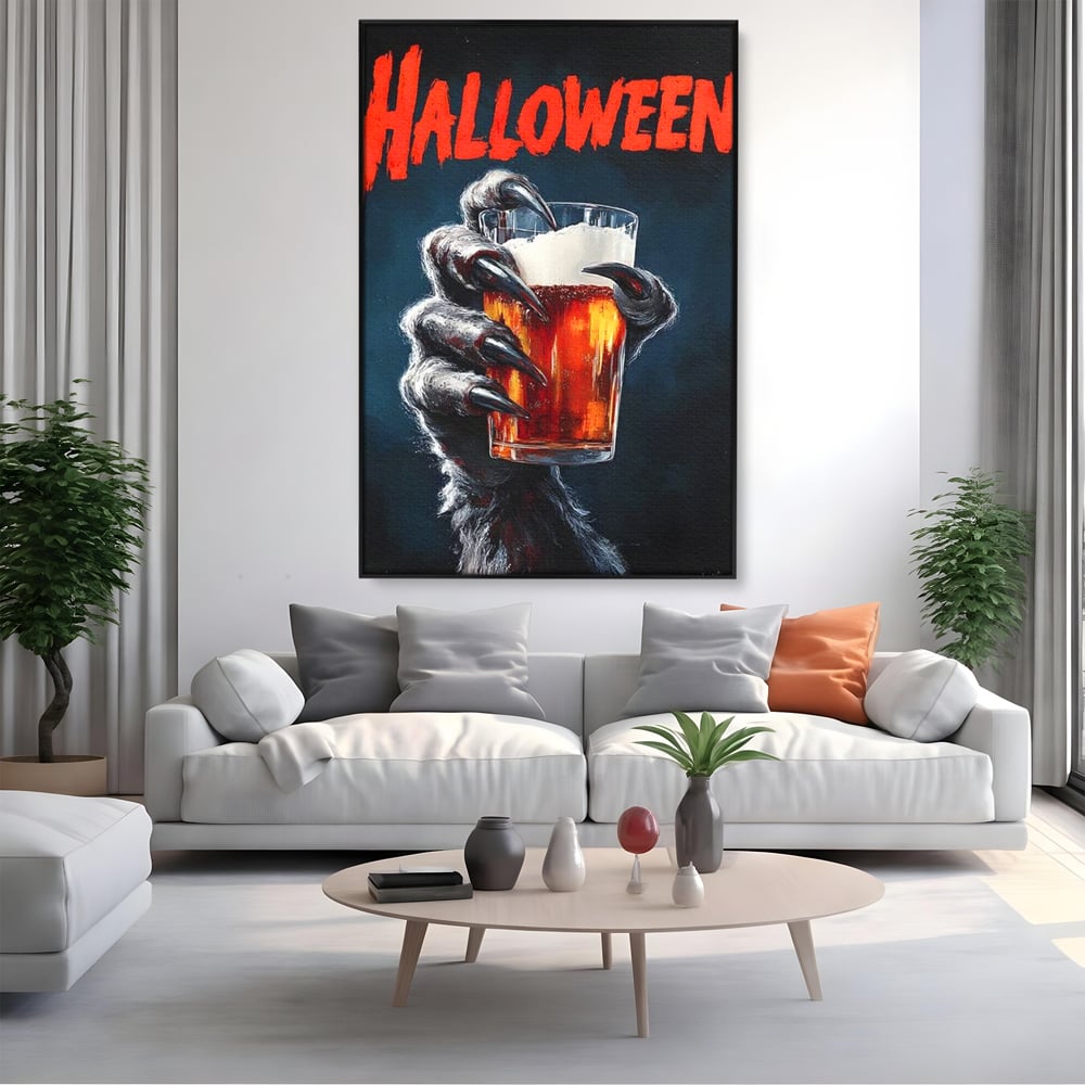 Tablou canvas cu tablou canvas cu varcolac tinand bere, in rama de aluminiu negru, pe perete intr-un living